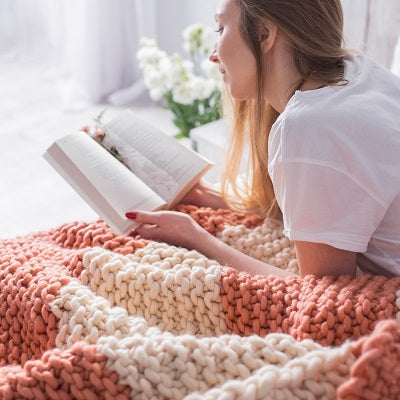 Two-colored bulky knit blanket