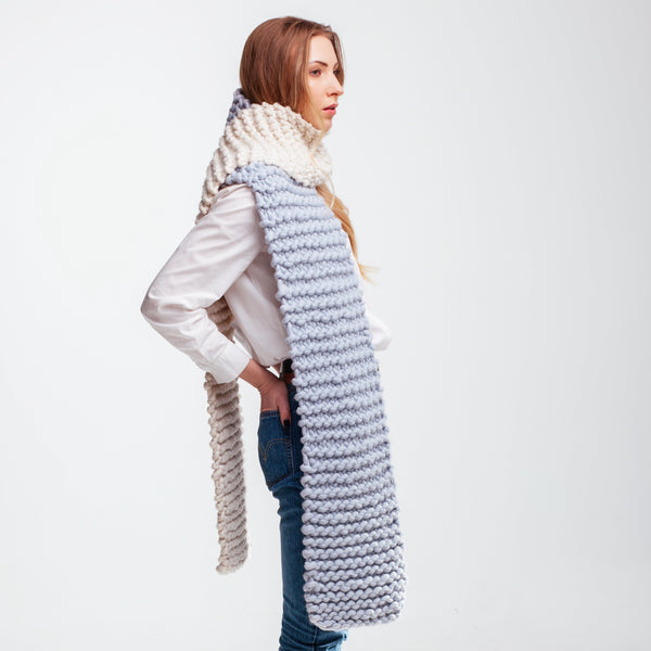 Two-colored chunky knit scarf