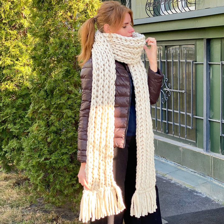 White chunky scarf with tassels