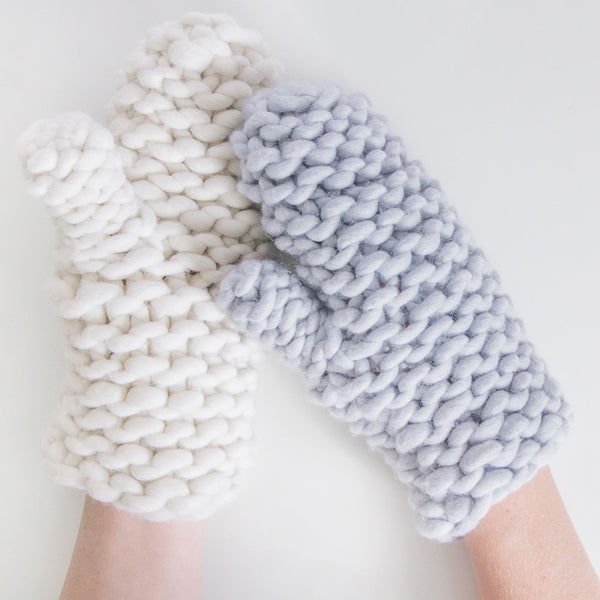 Two-colored chunky knit mittens