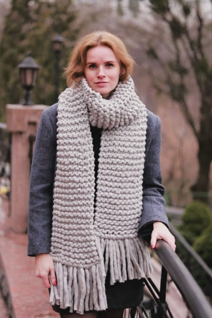 Chunky wool scarf with fringe in grey