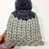 Two-Colored Chunky Knit Pom Pom Hat – Miniature 5