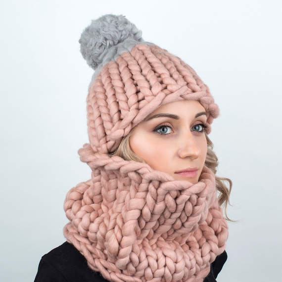 Two-Colored Chunky Knit Pom Pom Hat – Photo 1