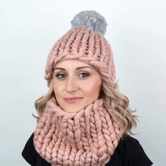 Two-Colored Chunky Knit Pom Pom Hat – Photo 2