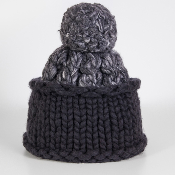 Cable knit hat with pompom – Photo 1