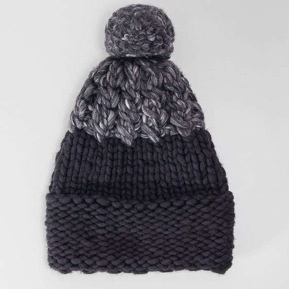 Cable knit hat with pompom – Photo 4
