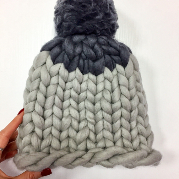Two-Colored Chunky Knit Pom Pom Hat – Photo 5